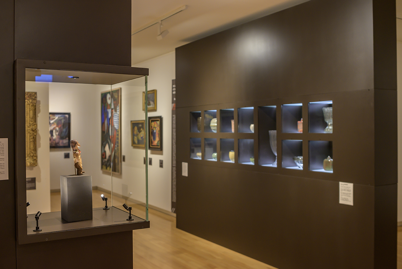 Cimaises et vitrines au Musée des Beaux-Arts de Quimper